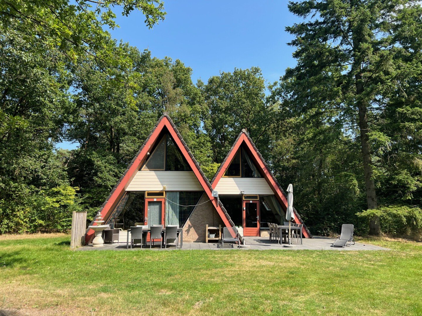 Lekker onthaasten en ontspannen in de gezonde natuur in een bungalow midden in de bossen op een klein autoluw vakantiepark.