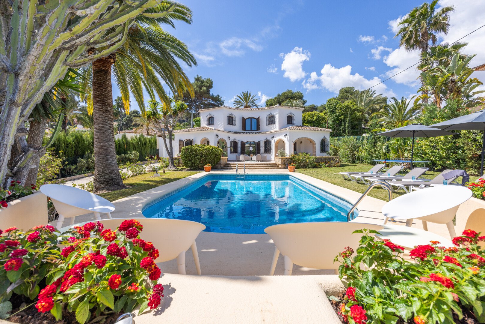 Luxe 9-persoons villa met verwarmd zwembad en zeezicht, in Javea aan de Costa Blanca